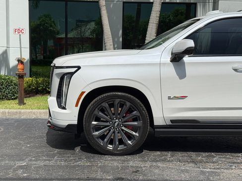 Used 2025 Cadillac Escalade V AWD/4WD image 12