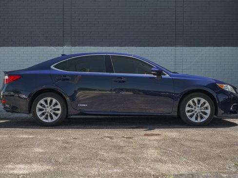 Used 2015 Lexus ES 300h w/ Navigation System Package FWD image 4
