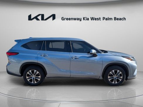 Used 2021 Toyota Highlander XLE image 9