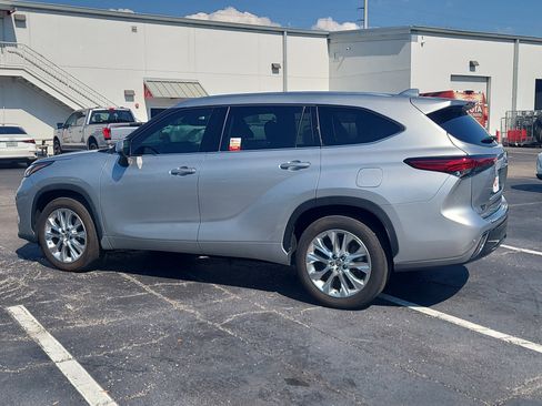 Used 2023 Toyota Highlander Limited image 10