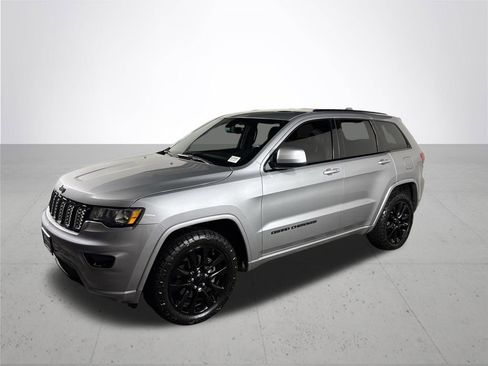 Used 2017 Jeep Grand Cherokee Altitude w/ Quick Order Package 23Z AWD/4WD image 2