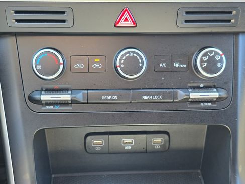 Used 2024 Kia Carnival LX FWD image 34