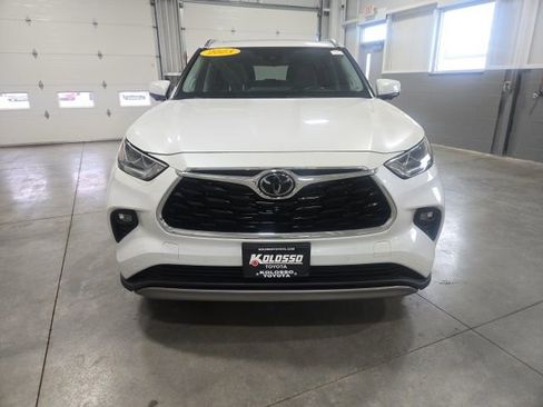 Used 2023 Toyota Highlander Platinum image 2
