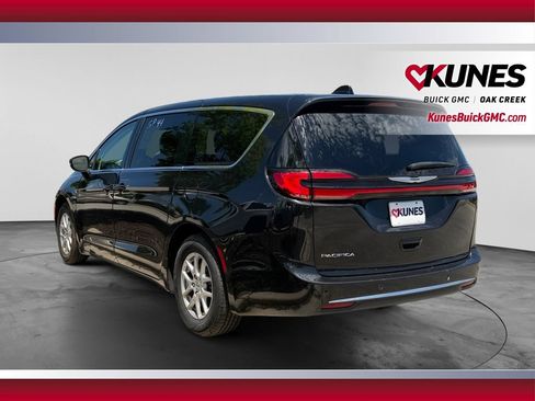 Used 2023 Chrysler Pacifica Touring-L FWD image 8