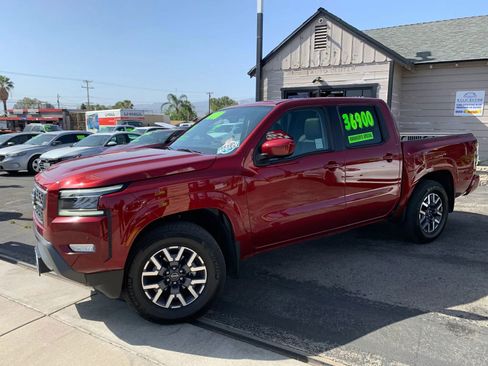 Used 2024 Nissan Frontier SL w/ Technology Package image 2