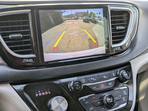 Used 2024 Chrysler Pacifica Touring-L FWD image 16