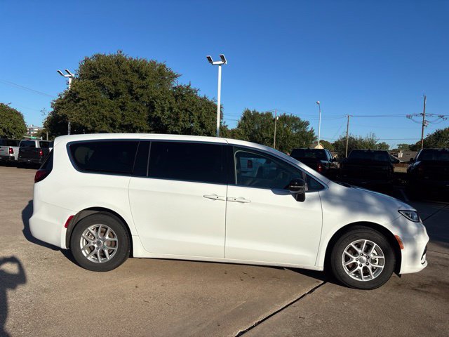 Used 2024 Chrysler Pacifica Touring-L FWD image 4