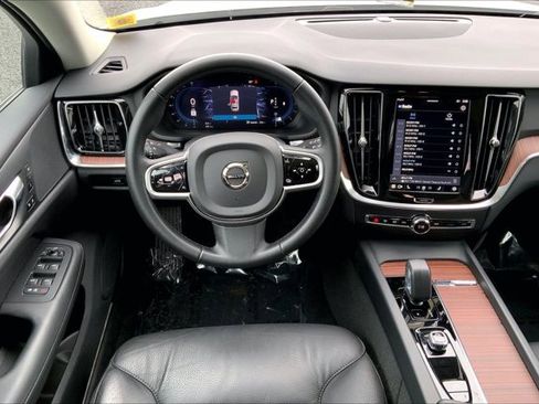 Used 2025 Volvo V60 B5 Cross Country Plus image 4