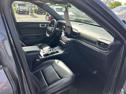 Used 2020 Ford Explorer XLT w/ Equipment Group 202A AWD/4WD image 12