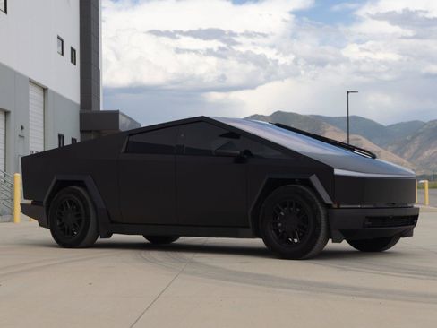 Used 2025 Tesla Cybertruck AWD Crew Cab image 12