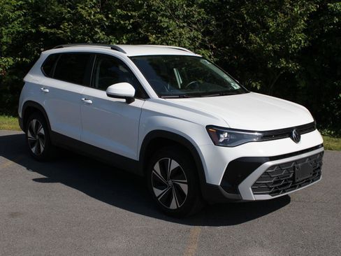 Used 2026 Volkswagen Taos SE AWD/4WD image 3