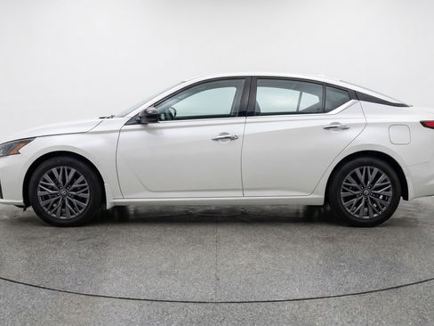 Used 2025 Nissan Altima 2.5 SV FWD image 5