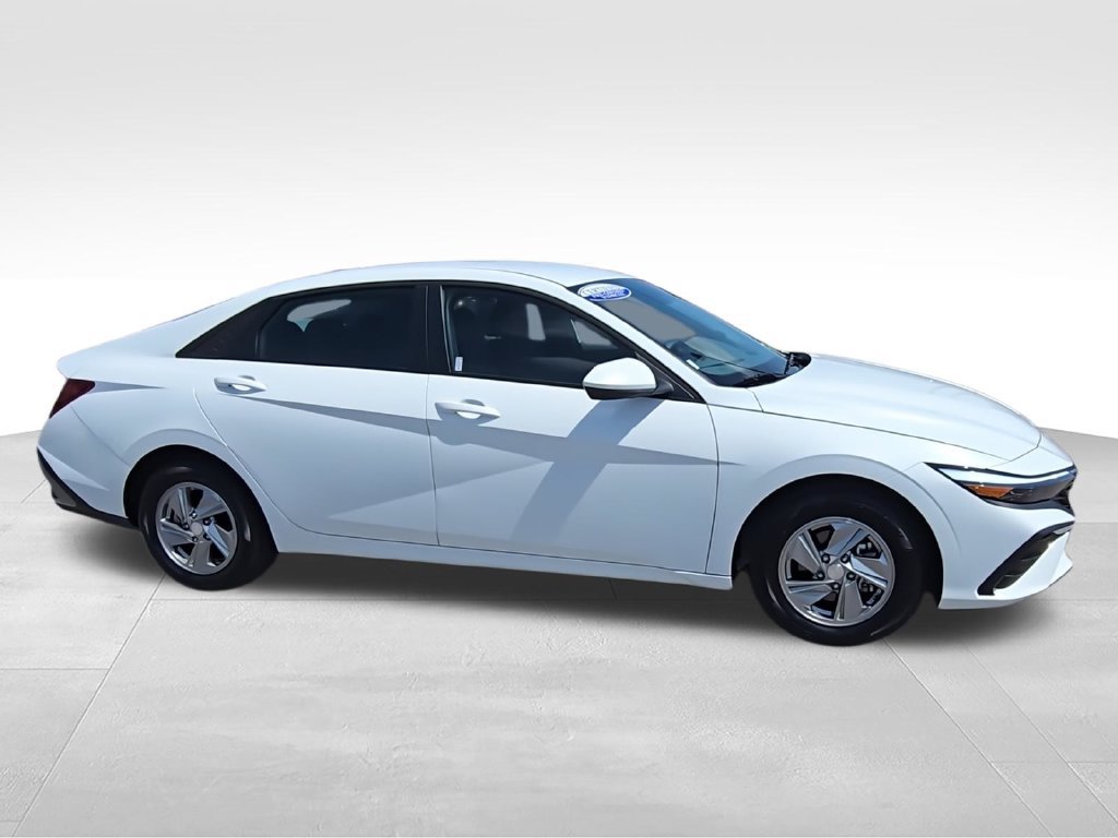Used 2025 Hyundai Elantra SE FWD image 3