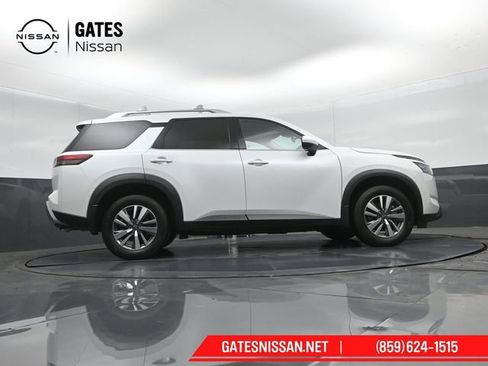 Used 2025 Nissan Pathfinder SL AWD/4WD image 39