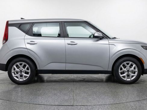 Used 2025 Kia Soul LX w/ LX Technology Package FWD image 9
