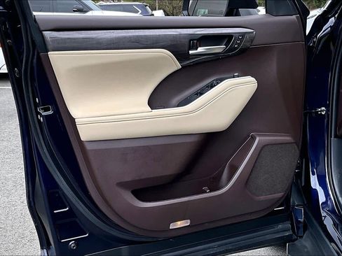 Used 2021 Toyota Highlander Limited image 22