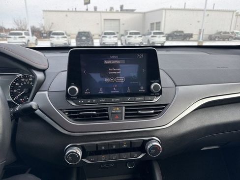 Used 2025 Nissan Altima 2.5 SR image 11