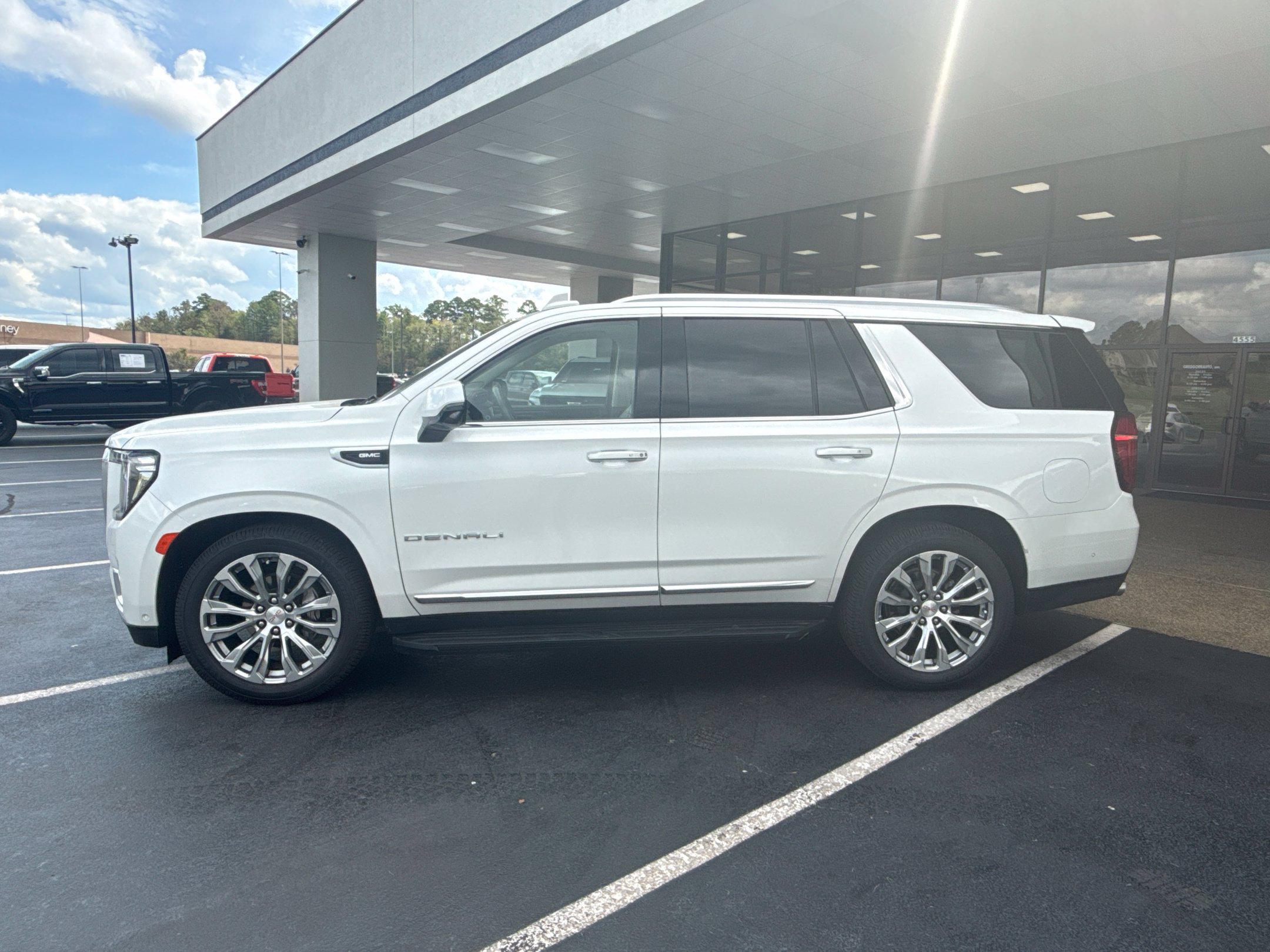 Used 2023 GMC Yukon Denali w/ Advanced Technology Package AWD/4WD image 2