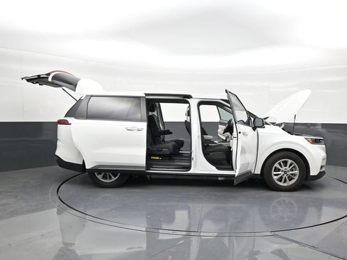 Used 2024 Kia Carnival LX FWD image 29
