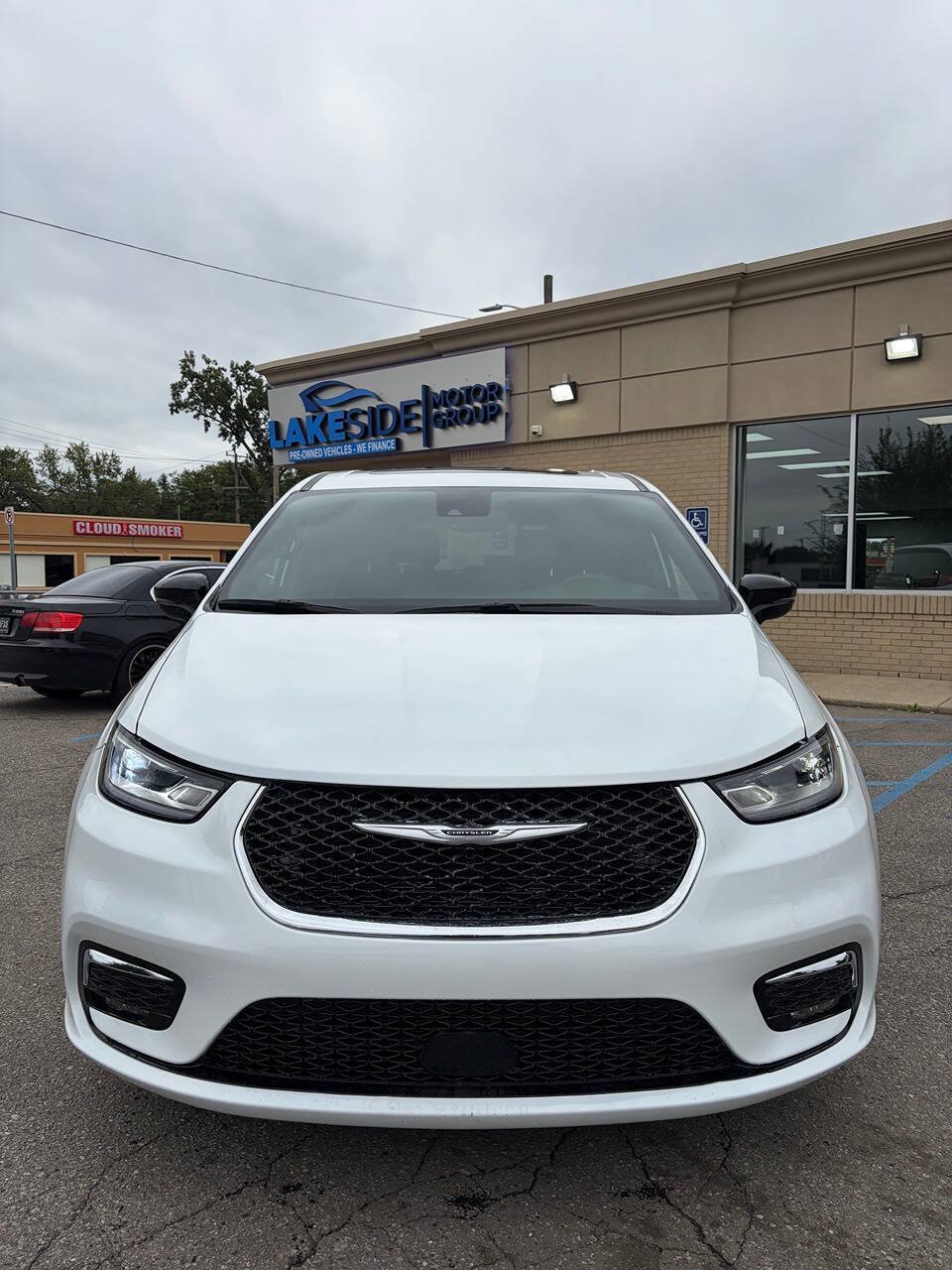 Used 2026 Chrysler Pacifica Limited FWD image 2