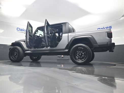 Used 2020 Jeep Gladiator Overland AWD/4WD image 63
