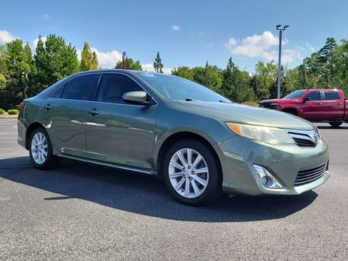 Used 2014 Toyota Camry XLE w/ Leather Package FWD image 3