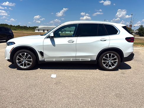 Used 2024 BMW X5 xDrive40i w/ Premium Package AWD/4WD image 4