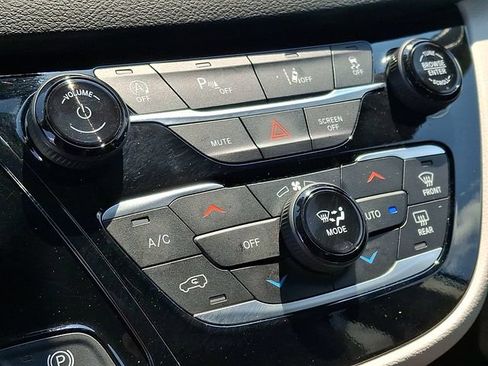 Used 2024 Chrysler Pacifica Touring-L FWD image 15