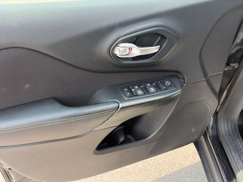 Used 2016 Jeep Cherokee Sport FWD image 18