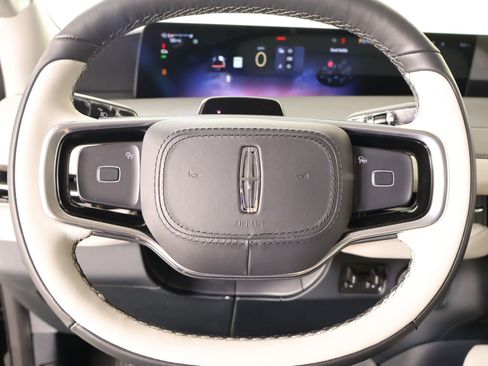 New 2026 Lincoln Navigator Premiere AWD/4WD image 3