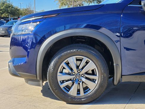 Used 2025 Nissan Pathfinder SV w/ SV Premium Package image 9