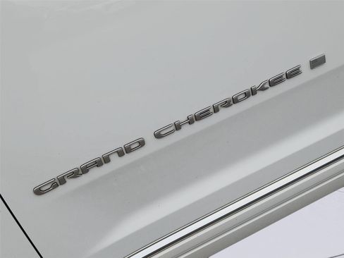 Used 2025 Jeep Grand Cherokee Summit AWD/4WD image 33