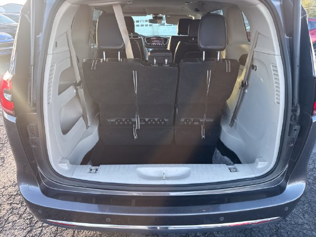 Used 2023 Chrysler Pacifica Touring-L FWD image 21