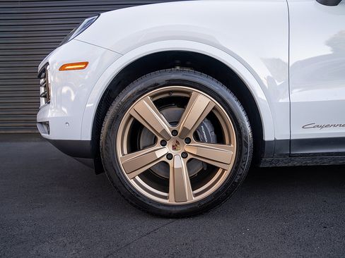 Certified 2025 Porsche Cayenne GTS AWD/4WD image 24