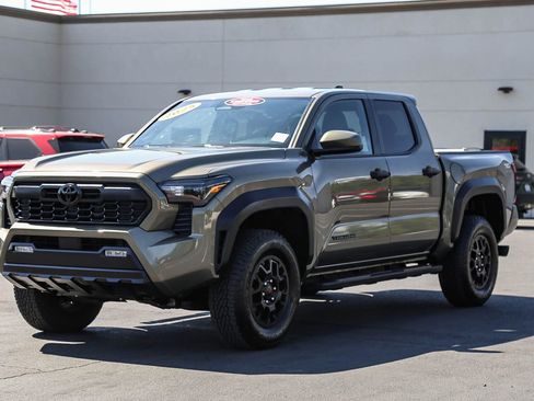 Certified 2025 Toyota Tacoma TRD Off-Road AWD/4WD image 3