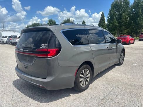 Used 2021 Chrysler Pacifica Touring-L FWD image 5