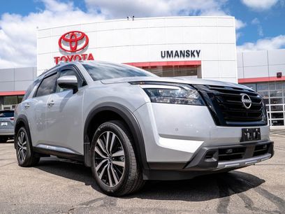 Used 2025 Nissan Pathfinder Platinum w/ Black Appearance Package