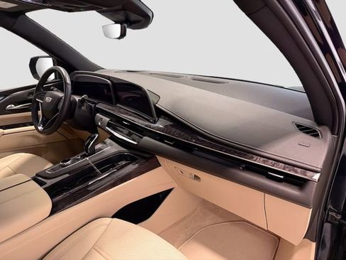 Used 2021 Cadillac Escalade Premium Luxury w/ LPO, Illumination Package image 28