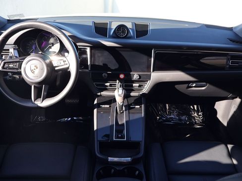 Certified 2025 Porsche Macan image 22