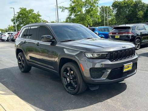 Used 2023 Jeep Grand Cherokee Altitude AWD/4WD image 3