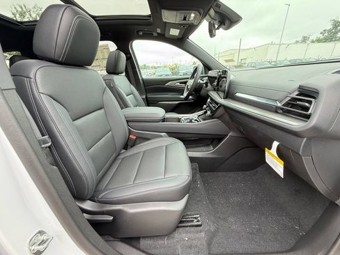 New 2026 Chevrolet Traverse LT w/ Sun and Wheel Package FWD image 28