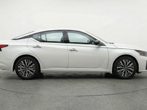 Used 2025 Nissan Altima 2.5 SV FWD image 11