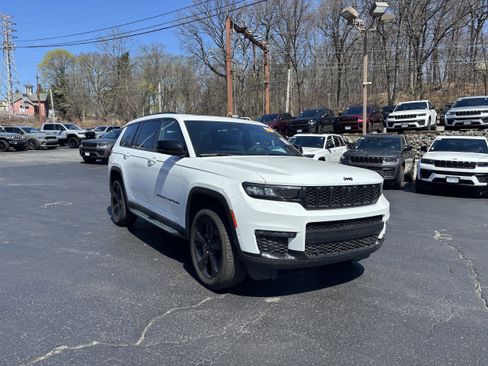 Used 2025 Jeep Grand Cherokee L Limited w/ Luxury Tech Group II image 3