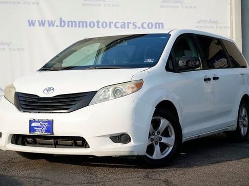 Used 2011 Toyota Sienna image 2