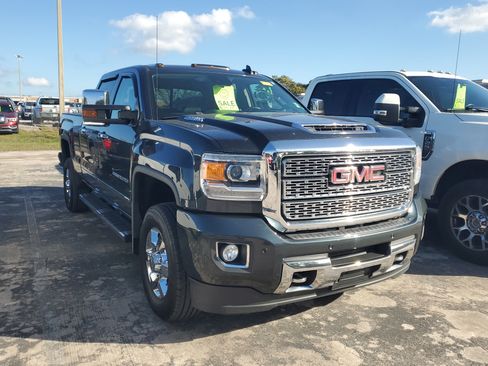 Used 2018 GMC Sierra 3500 Denali w/ Duramax Plus Package image 6