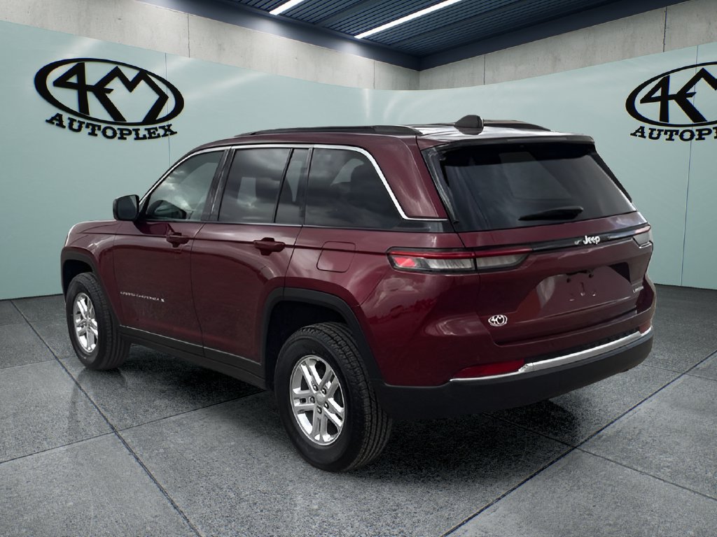 Used 2024 Jeep Grand Cherokee Laredo RWD image 5