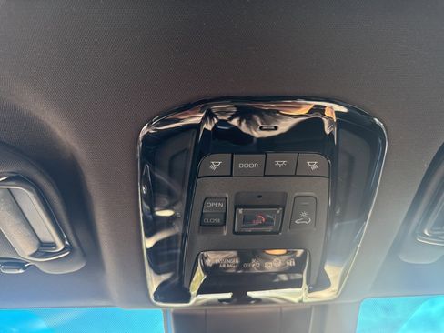 Used 2024 Toyota Venza Limited image 16