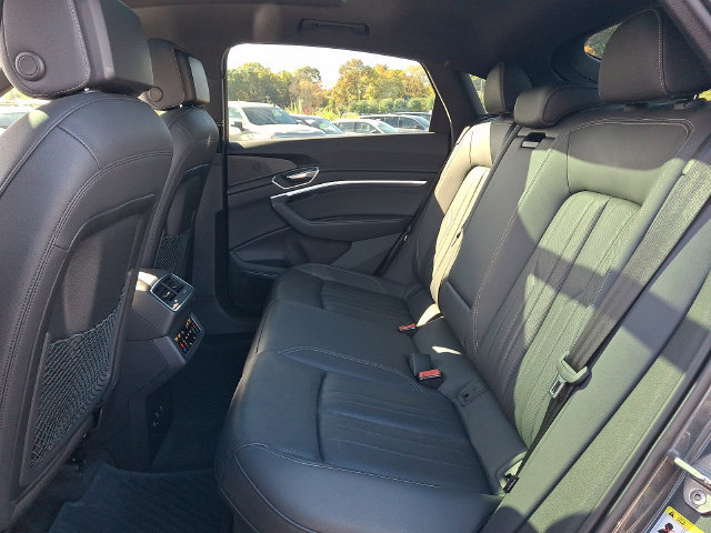 Used 2023 Audi e-tron Premium Plus w/ Premium Plus Package AWD/4WD image 19