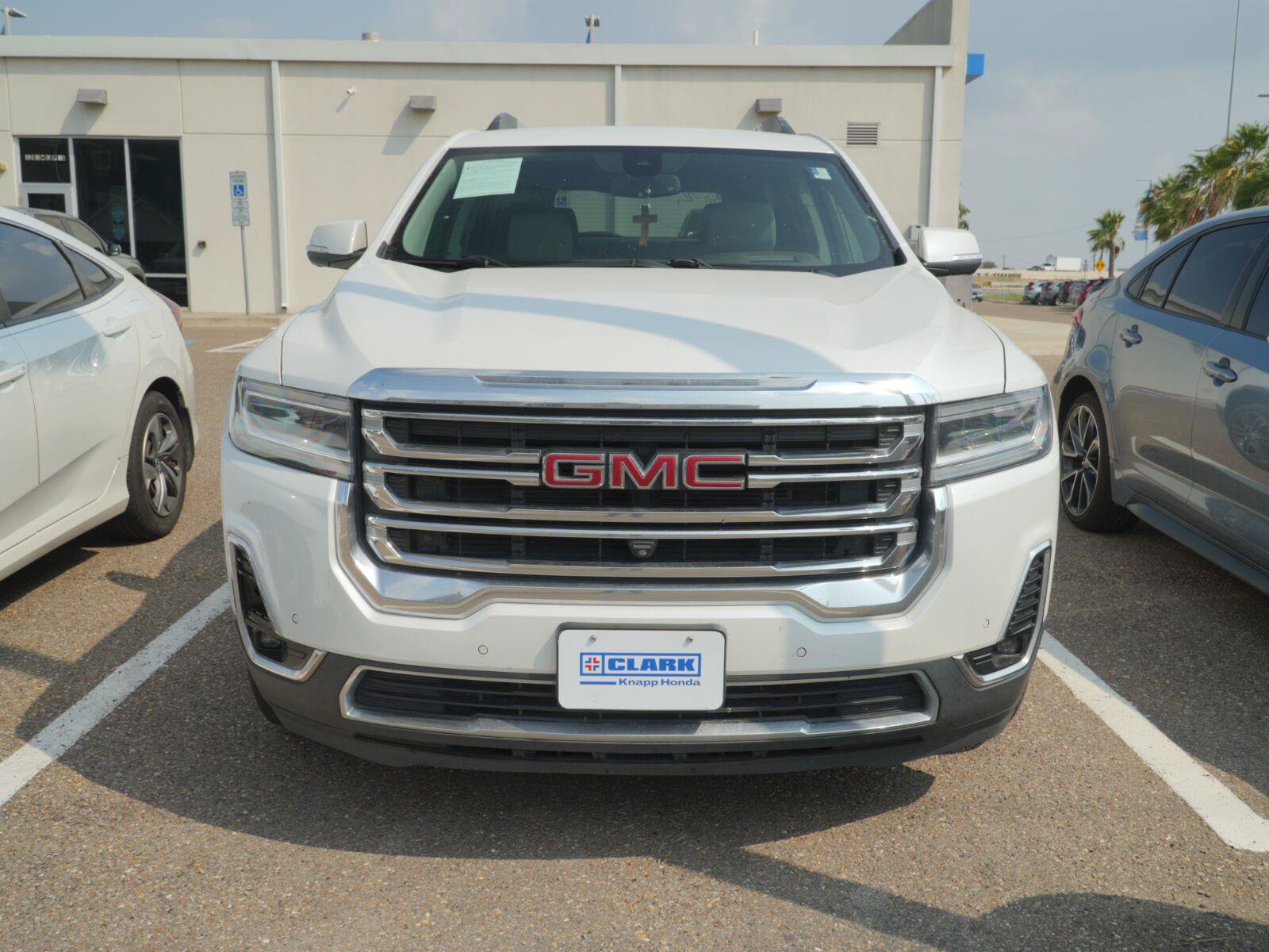 Used 2023 GMC Acadia SLT w/ Technology Package FWD image 2