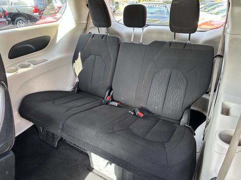 Used 2017 Chrysler Pacifica Touring image 23